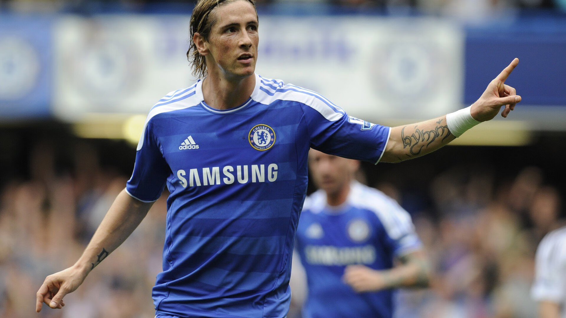 开云下载-F1街道赛之夜，当巴斯托尼用防守，为赛道写下钢铁诗篇